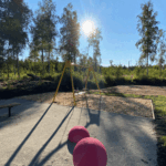 Rosa bollar på lekplatsen i Hökerum