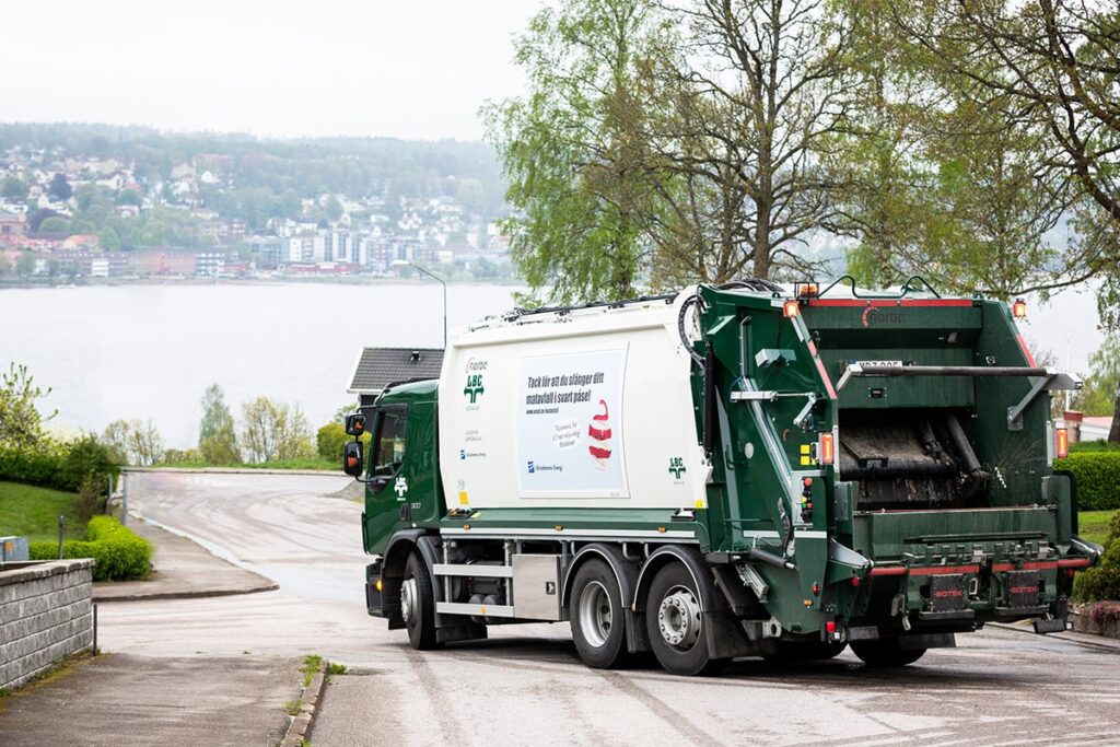 Sopbil hämtar sopor i Ulricehamn