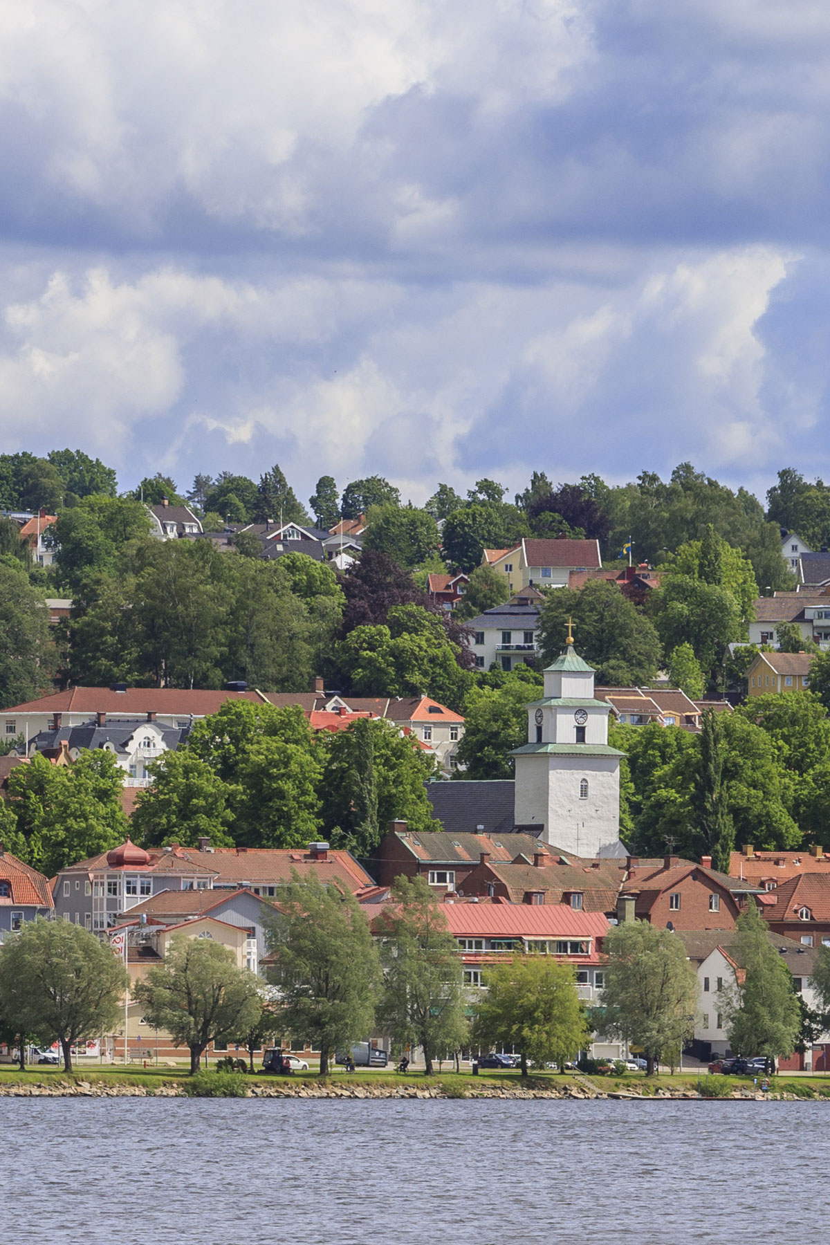 Ulricehamn_Kyrka Bild från sjön Åsunden med vy över Ulricehamn