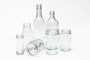 Olika typer av hushållsförpackningar av ofärgat glas