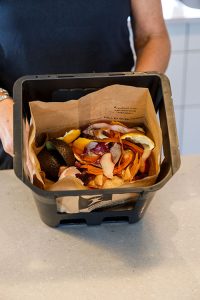 Papperspåse för matavfall fylld med matavfall.