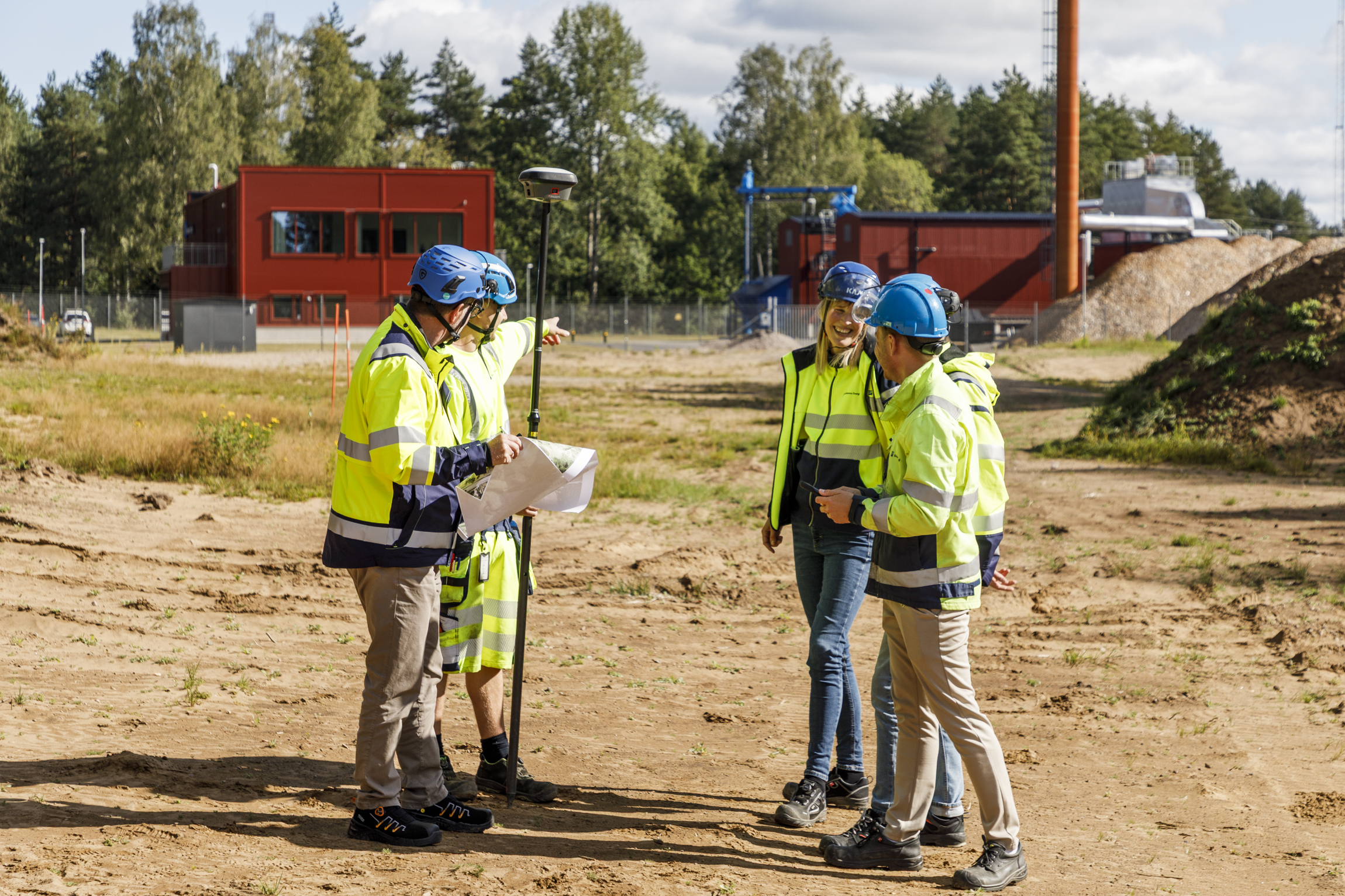 EE-UEAB-VA2025-8835-webb Fyra personer i varselkläder står på den plats där det nya reningsverket skall ligga