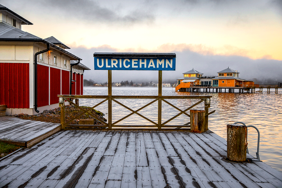 Brygga vid Åsundens strand med skylt med texten Ulricehamn