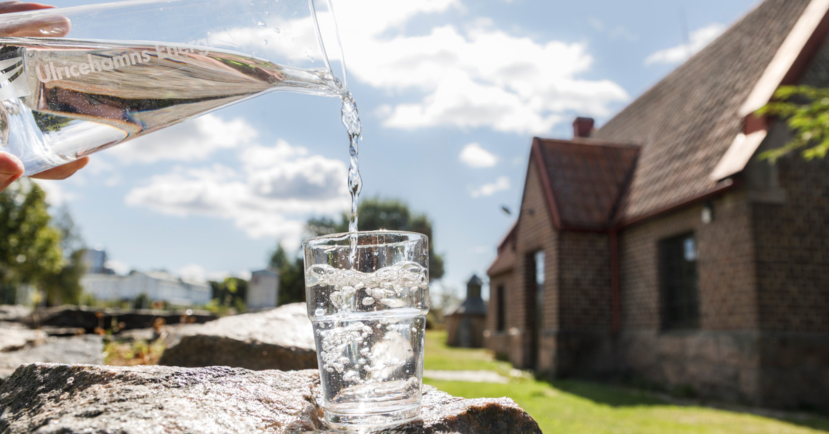 Vatten hälls i ett glas från en karaff