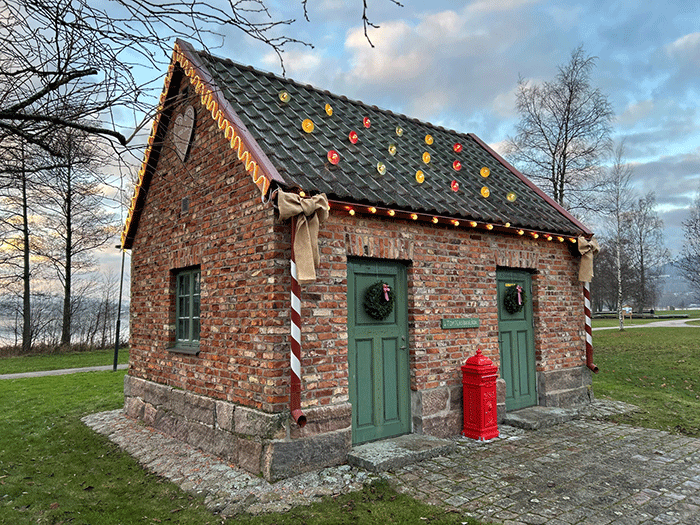 En tegelbyggnad utsmyckad till pepparkakshus