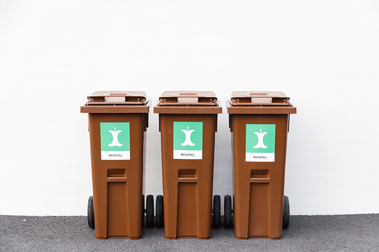 Tre bruna kärl för matavfall