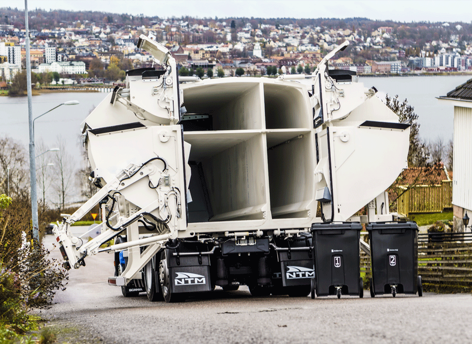 fyrfacksbil_ulricehamn Fyrfacks sopbil öppnad bakifrån så att man ser indelningen inuti bilen