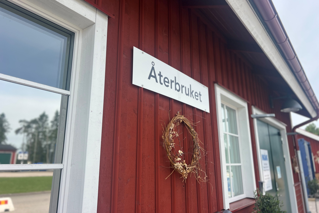 aterbruket6 Rött hus i trä med skylt Återbruket.